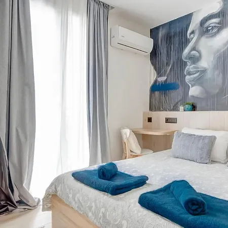 2 Private Suits - Art, Location, Quiet, Balconies * София