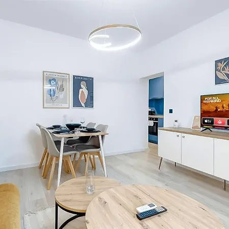 2 Private Suits - Art, Location, Quiet, Balconies Апартамент