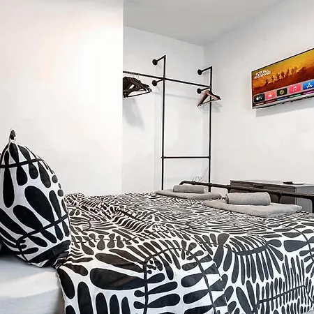 2 Private Suits - Art, Location, Quiet, Balconies * София
