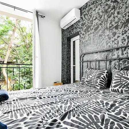 2 Private Suits - Art, Location, Quiet, Balconies * София