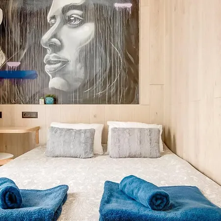2 Private Suits - Art, Location, Quiet, Balconies Apartamento
