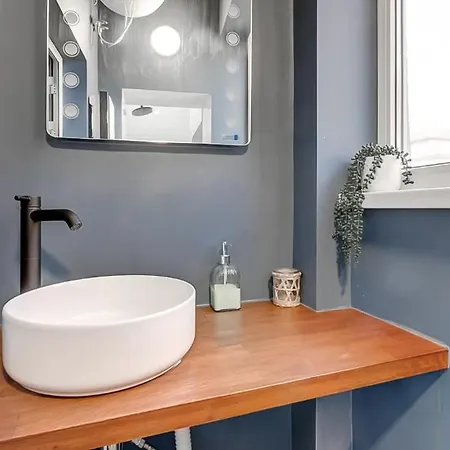 2 Private Suits - Art, Location, Quiet, Balconies 別荘