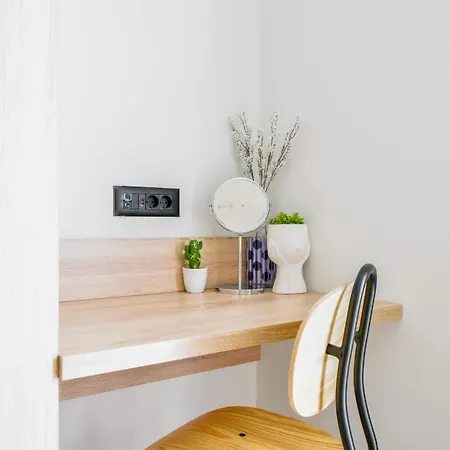 2 Private Suits - Art, Location, Quiet, Balconies *