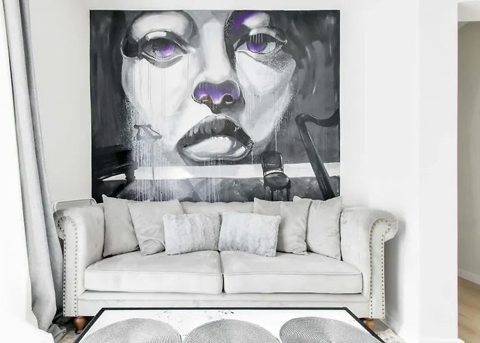 2 Private Suits - Art, Location, Quiet, Balconies *